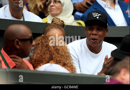 Jay-Z (rechts) und Beyonce in Serena Williams Spieler Feld am Tag zwölf der Wimbledon Championships bei den All England Lawn Tennis and Croquet Club, Wimbledon. Stockfoto