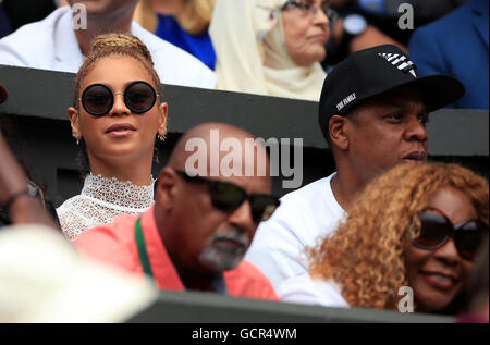 Jay-Z (rechts) und Beyonce in Serena Williams Spieler Feld am Tag zwölf der Wimbledon Championships bei den All England Lawn Tennis and Croquet Club, Wimbledon. Stockfoto