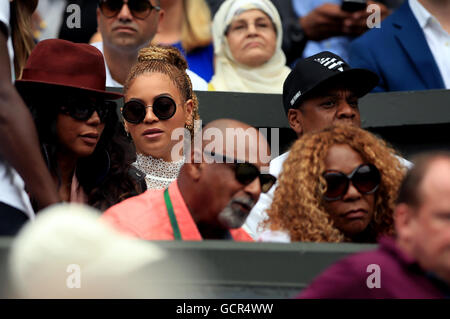 Jay-Z (rechts) und Beyonce in Serena Williams Spieler Feld am Tag zwölf der Wimbledon Championships bei den All England Lawn Tennis and Croquet Club, Wimbledon. Stockfoto