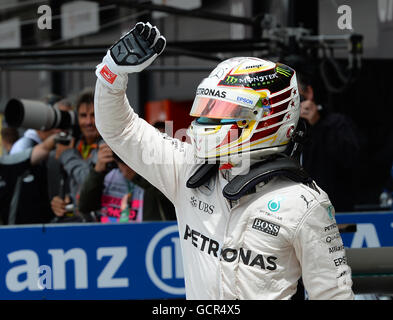 Mercedes Lewis Hamilton feiert die Pole-Position während Qualifying für das Jahr 2016 British Grand Prix in Silverstone, Towcester. Stockfoto