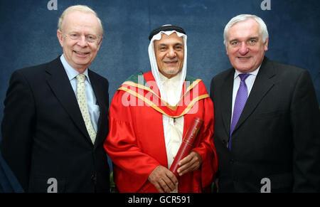 S.H. Prinz Turki bin Faisal Al Saud von Saudi-Arabien (Mitte) trifft sich mit Bertie Ahern (rechts) und Sir Reg Empey, dem geschäftsführenden Minister für Nordirland, im Robing-Raum der Universität Ulster in Jordanstown. Stockfoto