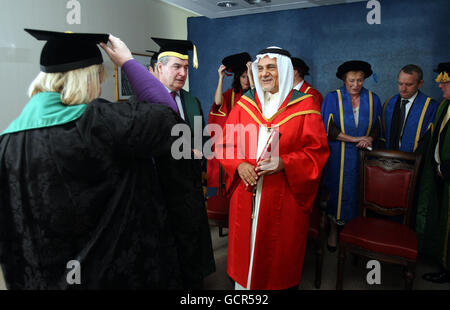 S.H. Prinz Turki bin Faisal Al Saud von Saudi-Arabien (Mitte) im Robing-Raum der Universität Ulster in Jordanstown. Stockfoto