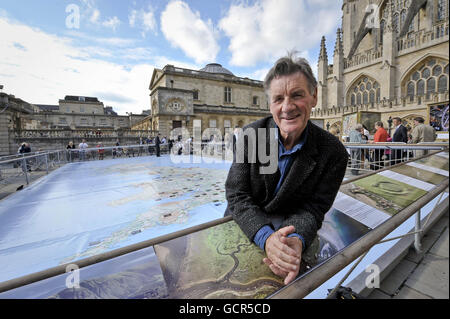 Michael Palin startet die Ausstellung der Galerie The Air Street in Großbritannien mit einer riesigen begehbaren Karte von Großbritannien, die außerhalb der Bath Abbey, Bath, liegt. Stockfoto