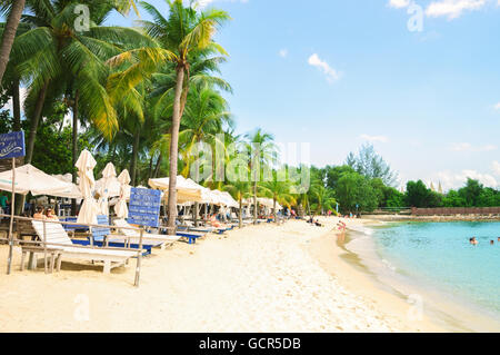 Singapur, Singapur - 1. März 2016: Küste von Siloso Beach auf Sentosa Island Resort in Singapur. Es ist ein künstlicher Strand mit Sand aus Malaysia und Indonesien übernommen. Stockfoto