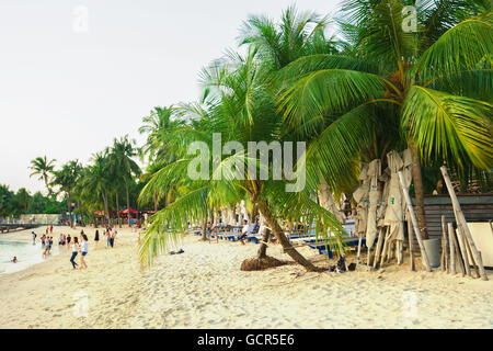 Singapur, Singapur - 1. März 2016: Siloso Beach im Sentosa Island Resort von Singapur. Es ist ein künstlicher Strand mit Sand aus Malaysia und Indonesien übernommen. Stockfoto