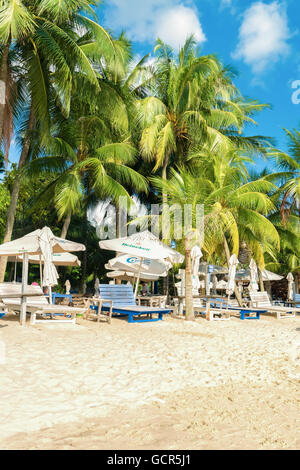 Singapur, Singapur - 1. März 2016: Siloso Beach am Sentosa Island Dive Resort in Singapur. Es ist ein künstlicher Strand mit Sand aus Malaysia und Indonesien übernommen. Stockfoto