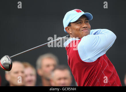 Golf - 38. Ryder Cup - Europa - USA - Üben Sie Tag 1 - Celtic Manor Resort. US's Tiger Woods schlägt während seiner Übungsrunde ab Stockfoto