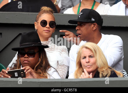 Jay-Z (rechts) und Beyonce in Serena Williams Spieler Feld am Tag zwölf der Wimbledon Championships bei den All England Lawn Tennis and Croquet Club, Wimbledon. Stockfoto