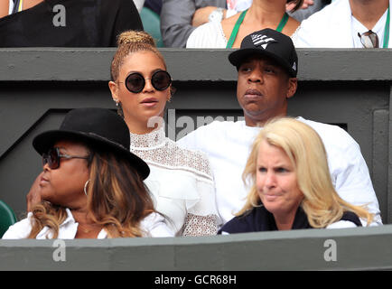 Jay-Z (rechts) und Beyonce in Serena Williams Spieler Feld am Tag zwölf der Wimbledon Championships bei den All England Lawn Tennis and Croquet Club, Wimbledon. Stockfoto