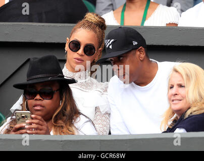 Jay-Z (rechts) und Beyonce in Serena Williams Spieler Feld am Tag zwölf der Wimbledon Championships bei den All England Lawn Tennis and Croquet Club, Wimbledon. Stockfoto