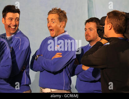Die europäischen Teammitglieder Ross Fisher (links) Ian Poulter (Mitte) und Graeme McDowell teilen einen Witz während einer Fotoserie in Celtic Manor, Newport. Stockfoto