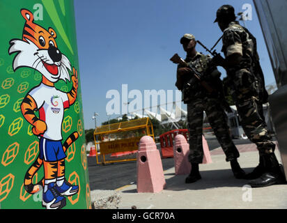 Sport - Commonwealth Games 2010 - Preview Tag Vier - Delhi. Sicherheitskräfte bewachen den Eingang zum Nehru-Stadion, dem Hauptstadion der Commonwealth Games 2010 in Neu-Delhi, Indien. Stockfoto