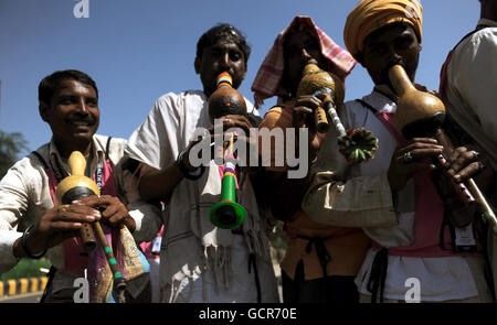 Sport - Commonwealth Games 2010 - Preview Tag Vier - Delhi. Musiker treten vor dem Nehru-Stadion auf, dem Hauptstadion der Commonwealth Games 2010 in Neu-Delhi, Indien. Stockfoto