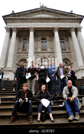 Eine Gruppe von Fotografen sitzt außerhalb der Tate Britain Art Gallery im Zentrum von London, nachdem sie sich geweigert haben, eine Fotoausstellung für die diesjährige Turner Prize-Ausstellung zu besuchen, da die Galerie Vorschriften durchsetzt, um negative Publizität ihrer Ausstellung zu verbieten. Eine Tate-Sprecherin sagte später, dass Fotografen in den Start erlaubt werden, ohne die umstrittene Form zu unterzeichnen, die nun überprüft werden würde. Stockfoto