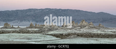 Trona Pinnacles in der Dämmerung, Searles Valley, Kalifornien Stockfoto