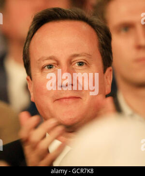 Premierminister David Cameron applaudiert, als Bundeskanzler George Osborne vor der jährlichen Konferenz der Konservativen Partei im International Convention Center in Birmingham spricht. Stockfoto