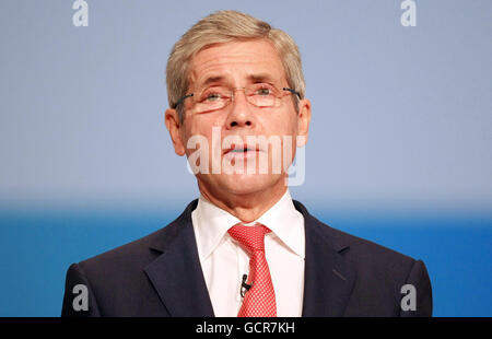 Sir Stuart Rose, der ehemalige Vorsitzende von Marks und Spencer, spricht vor der jährlichen Konferenz der Konservativen Partei im International Convention Center in Birmingham. Stockfoto