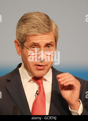 Sir Stuart Rose, der ehemalige Vorsitzende von Marks und Spencer, spricht vor der jährlichen Konferenz der Konservativen Partei im International Convention Center in Birmingham. Stockfoto