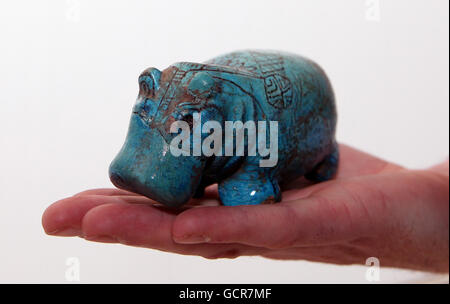 Ein türkisfarbenes Fayence-Nilpferd, das dem mit dem Spitznamen „William“, dem inoffiziellen Maskottchen des Metropolitan Museum in New York, sehr ähnlich ist, das im Rahmen der Antiquities-Auktion am 6. Oktober in Bonhams in London zum Verkauf steht. Es wird geschätzt, für zwischen 80 und 120 Tausend Pfund zu verkaufen und stammt aus dem Jahr 1786-1590 v. Chr.. Stockfoto