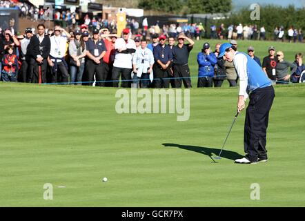 Golf - 38. Ryder Cup - Europa - USA - Tag 4 - Celtic Manor Resort. Der europäische Rory McIlroy geht in seinem Einzelspiel gegen den US-amerikanischen Stewart Cink auf den 16. Platz um die Hälfte Stockfoto