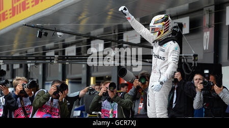 Mercedes Lewis Hamilton feiert die Pole-Position während Qualifying für das Jahr 2016 British Grand Prix in Silverstone, Towcester. Stockfoto