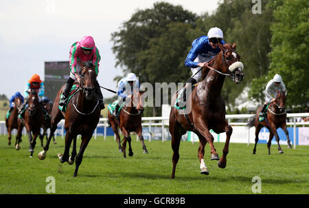 Boynton, geritten von Adam Kirby (zweiter von rechts) geht auf die bet365-Superlativ-Einsätze zu gewinnen, während die Darley Cup Julitag die Moet & Chandon Juli Festival in Newmarket Racecourse. Stockfoto