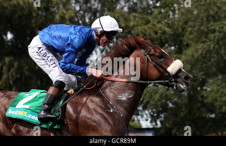 Boynton, geritten von Adam Kirby geht auf die bet365-Superlativ-Einsätze zu gewinnen, während die Darley Cup Julitag die Moet & Chandon Juli Festival in Newmarket Racecourse. Stockfoto