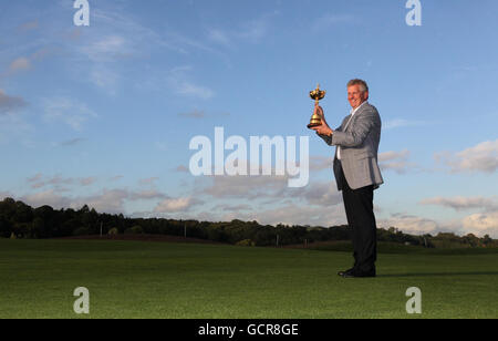 Golf - 38. Ryder Cup - Europa - USA - Tag 4 - Celtic Manor Resort. Der europäische Kapitän Colin Montgomerie posiert für Fotografen auf dem ersten Fairway mit der Ryder Cup Trophäe im Celtic Manor, Newport. Stockfoto