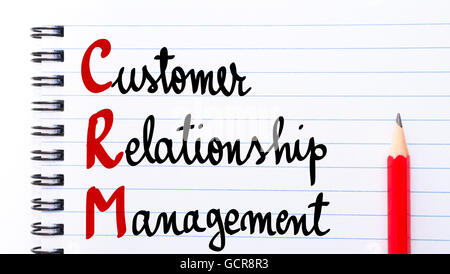 CRM-Customer Relationship Management geschrieben am Notizblockseite mit rotem Stift auf der rechten Seite Stockfoto