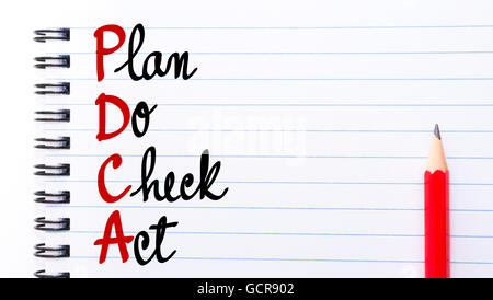 PDCA Plan tun Check Act geschrieben am Notizblockseite mit rotem Stift auf der rechten Seite Stockfoto