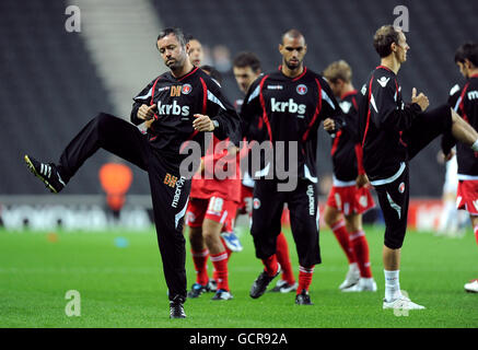 Fußball - Johnstone's Paint Trophy - Südsektion - zweite Runde - Milton Keynes Dons / Charlton Athletic - Stadion:mk. Donough Holohan, Head of Sports Science von Charlton Athletic, leitet das Warm-Up Stockfoto