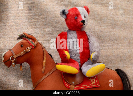 Teddybär und Stofftier Auktionsvorschau Stockfoto