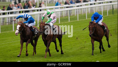 Waseet, geritten von Richard Hills (links), schlägt Kings Gambit, geritten von Jamie Spencer (Mitte), auf ihrem Weg zum Gewinn der Garbutt und Elliott Conditions Stakes während des Oktober-Finale Stakes-Meetings auf der York Racecourse. Stockfoto