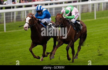 Waseet von Richard Hills (links) schlägt Kings Gambit von Jamie Spencer auf ihrem Weg zum Sieg bei den Garbutt- und Elliott-Conditions-Einsätzen während des Final Stakes-Meetings im Oktober auf der Pferderennbahn in York. Stockfoto