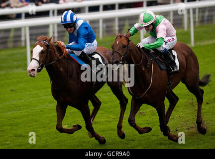 Waseet von Richard Hills (links) schlägt Kings Gambit von Jamie Spencer auf ihrem Weg zum Sieg bei den Garbutt- und Elliott-Conditions-Einsätzen während des Final Stakes-Meetings im Oktober auf der Pferderennbahn in York. Stockfoto