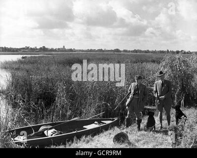 Major Philip Martin, bekannt in der Yorkshire Wollindustrie, auf der Boathouse Island. Im Vordergrund steht eine altmodische Aalfalle. Stockfoto