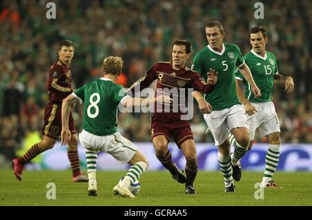 Russlands Konstatin Zurianov (Mitte) kämpft mit der Republik um den Ball Von Irlands Paul Green (8) und Richard Dunne (rechts) Stockfoto