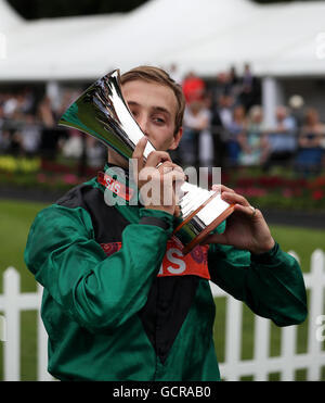 Harry Bentley feiert gewinnen The Darley Juli Cup auf Limato tagsüber Darley Juli Cup des The Moet & Chandon Juli Festival in Newmarket Racecourse. Stockfoto