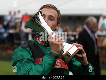 Harry Bentley feiert gewinnen The Darley Juli Cup auf Limato tagsüber Darley Juli Cup des The Moet & Chandon Juli Festival in Newmarket Racecourse. Stockfoto