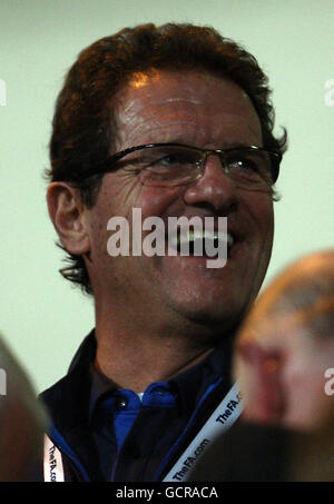 England-Manager Fabio Capello schaut von der Tribüne während der UEFA-U-21-Europameisterschaft, des Play-Off-Spiels und des First Leg-Spiels in Carrow Road, Norwich, auf. Stockfoto