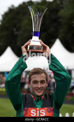 Harry Bentley feiert gewinnen The Darley Juli Cup auf Limato tagsüber Darley Juli Cup des The Moet & Chandon Juli Festival in Newmarket Racecourse. Stockfoto