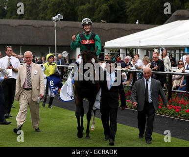 Harry Bentley feiert gewinnen The Darley Juli Cup auf Limato tagsüber Darley Juli Cup des The Moet & Chandon Juli Festival in Newmarket Racecourse. Stockfoto