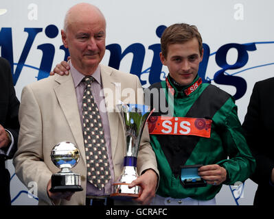 Harry Bentley (rechts) feiert gewinnen The Darley Juli Cup auf Limato mit Besitzer Paul Jacobs tagsüber Darley Juli Cup des The Moet & Chandon Juli Festival in Newmarket Racecourse. Stockfoto