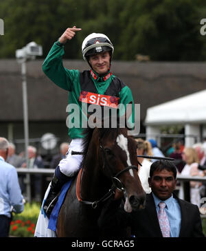 Harry Bentley feiert gewinnen The Darley Juli Cup auf Limato tagsüber Darley Juli Cup des The Moet & Chandon Juli Festival in Newmarket Racecourse. Stockfoto