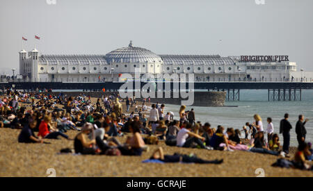 Sonnenanbeter genießen warme Oktobertemperaturen am Strand in Brighton, East Sussex. Stockfoto