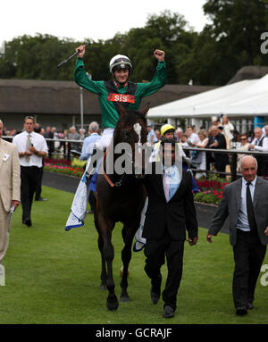 Harry Bentley feiert gewinnen The Darley Juli Cup auf Limato tagsüber Darley Juli Cup des The Moet & Chandon Juli Festival in Newmarket Racecourse. Stockfoto