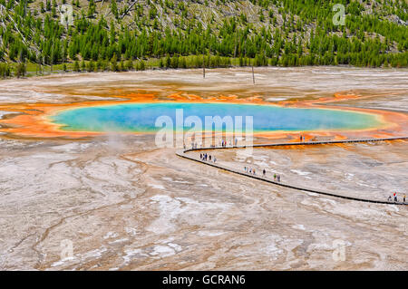 Besucher erkunden die außergewöhnlichen Farben und Muster für den Grand Bildobjekte Frühling, Yellowstone-Nationalpark Stockfoto