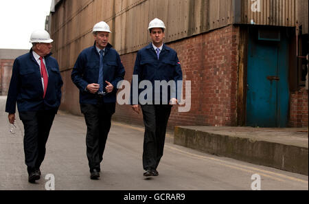 Ed Miliband, Vorsitzender der Labour Party (rechts), bei einem Besuch in der Fabrik von Sheffield Forgemasters. Stockfoto