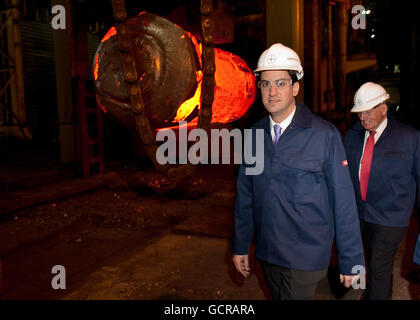 Der Vorsitzende der Labour Party Ed Miliband bei einem Besuch in Sheffield Forgemasters' Fabrik. Stockfoto