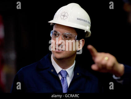 Der Vorsitzende der Labour Party Ed Miliband bei einem Besuch in Sheffield Forgemasters' Fabrik. Stockfoto